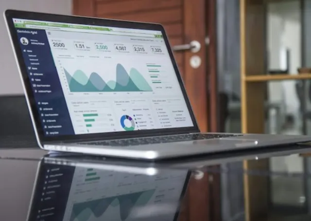 Notebook exibindo painel com gráficos de demanda e custos de energia
