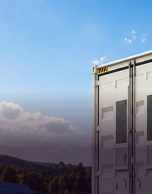 Container de armazenamento de energia BESS ao ar livre, com céu azul ao fundo