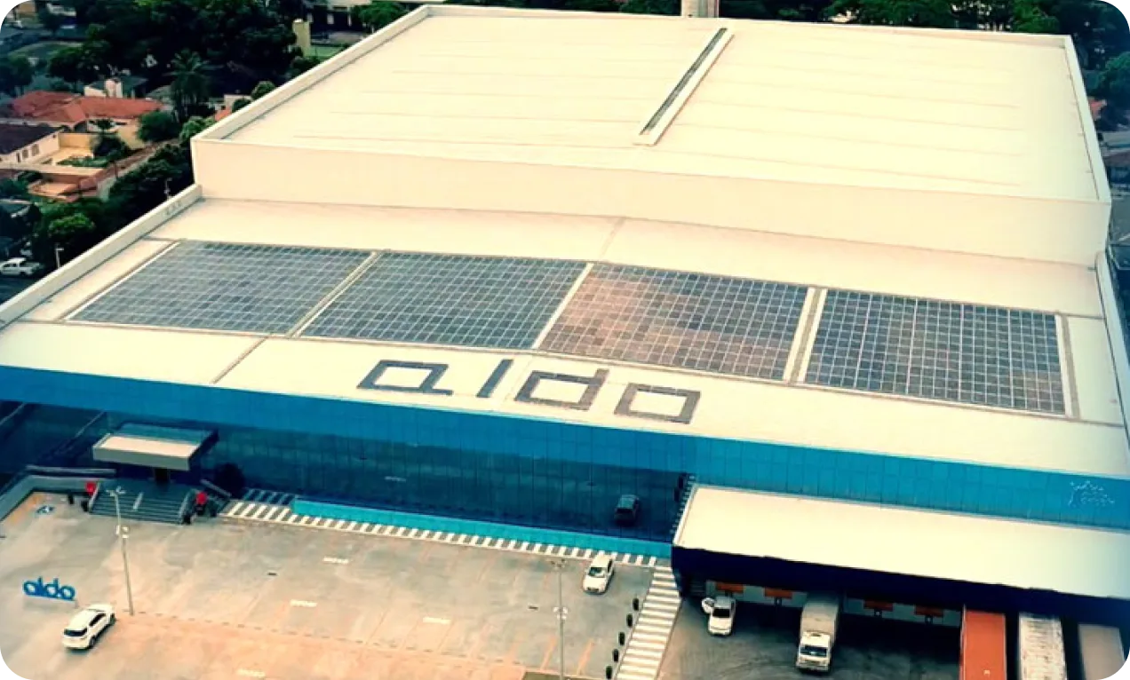 Vista aérea do galpão da Aldo com painéis solares no telhado