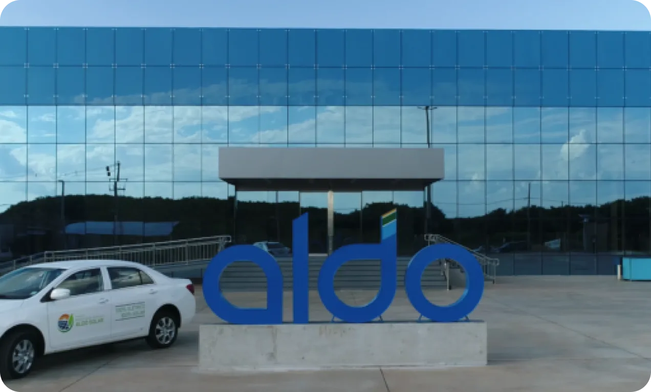 Fachada de vidro da sede da Aldo