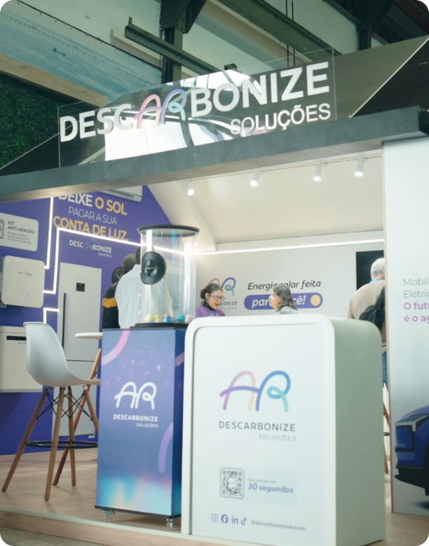 Estande institucional da Descarbonize Soluções em feira do setor de energia, com painéis expositores da marca