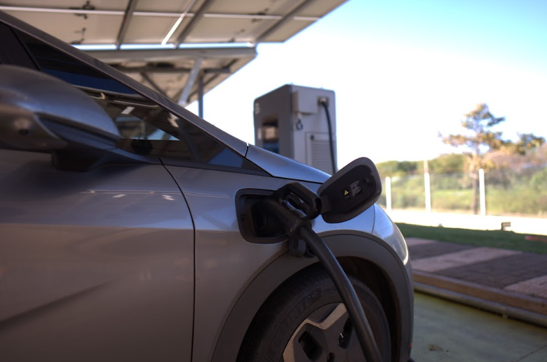 Descubra quanto tempo demora para carregar um carro elétrico e valores