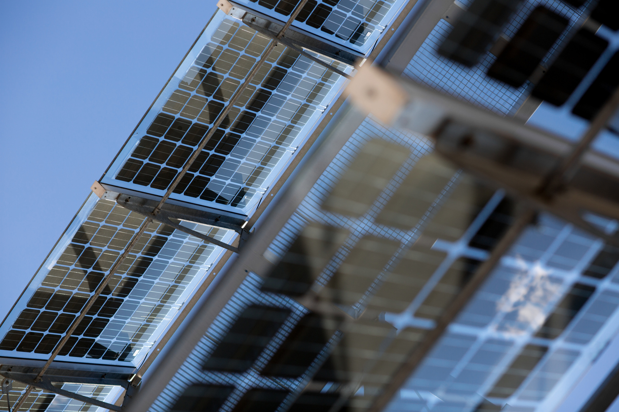 Painel solar bifacial: saiba o que é, como funciona e seus benefícios
