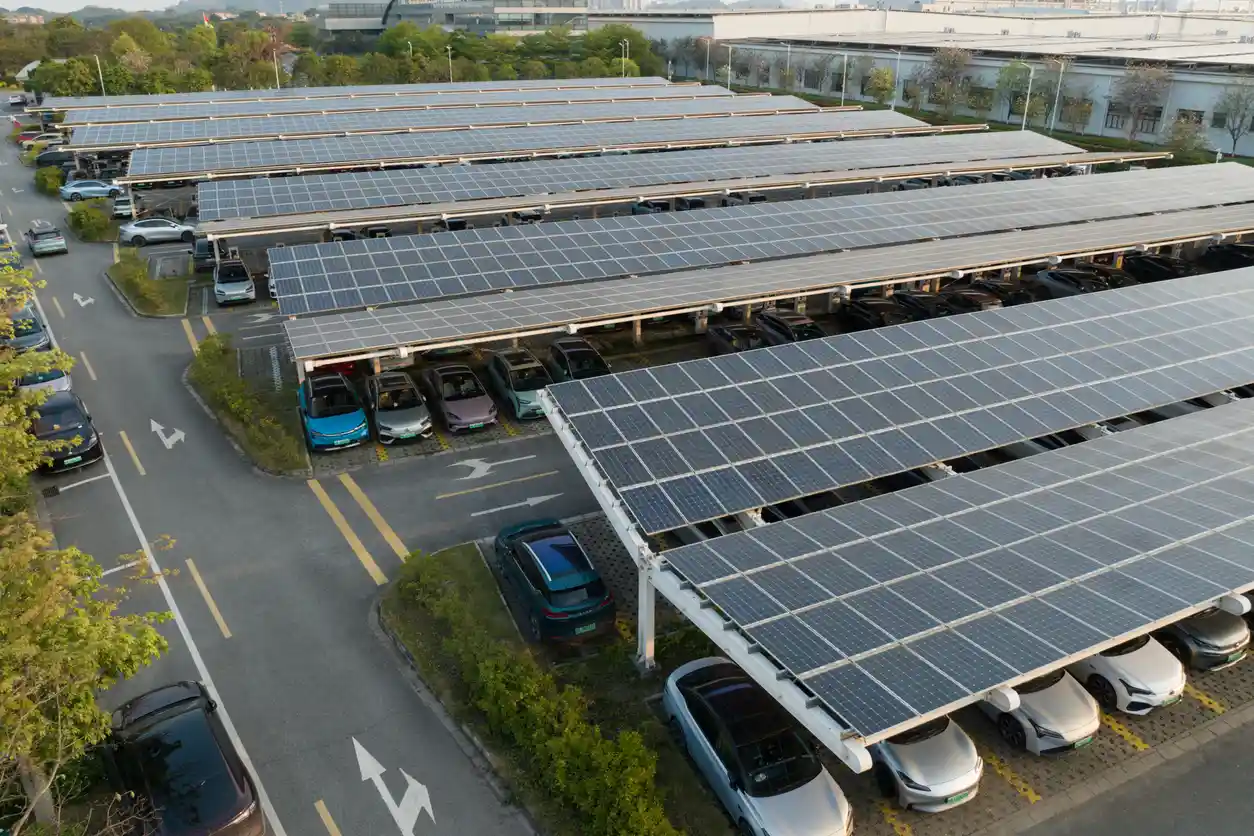 Estacionamento com cobertura de painéis solares, promovendo energia renovável e sustentabilidade.
