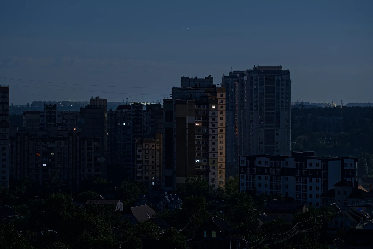 Imagem de uma cidade à noite, com várias casas e prédios altos, indicando o risco de apagões frequentes que preocupam 42% dos brasileiros, segundo pesquisa.